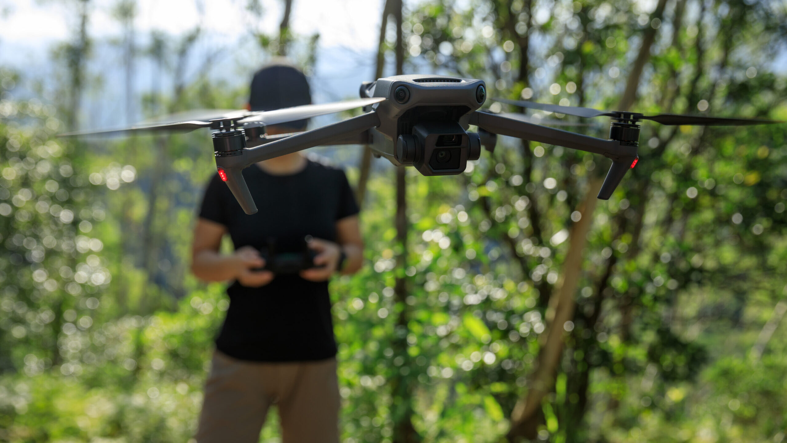 Entre el cel i la càmera: el dia a dia d’un pilot de drons