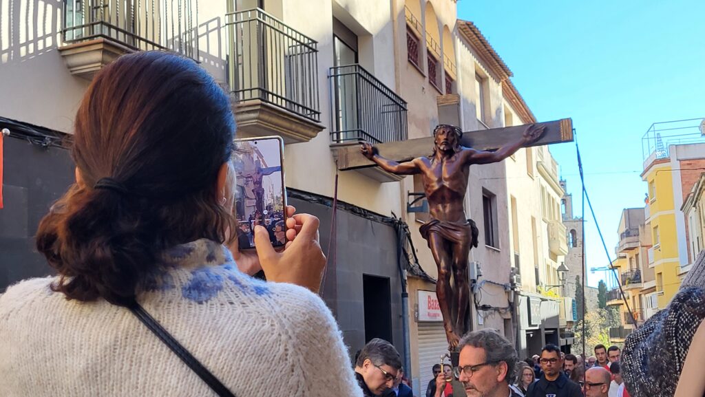 Alt: FOTOGALERIA: El Via Crucis de Sant Cugat congrega prop d'un miler de persones