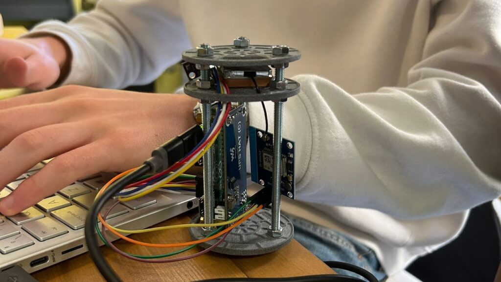 El satèl·lit de l'equip CAN7 en el procés de creació