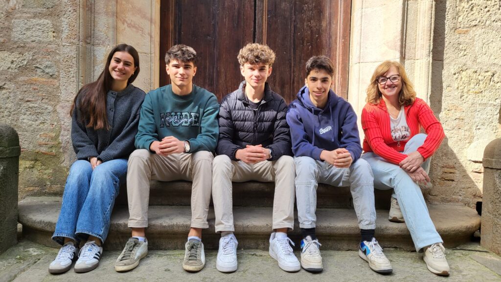 D'esquerra a dreta: Clàudia Riera, Pau Galvany, Bruno Lozano i Marçal Villanueva, membre de l'equip, i Núria Espada, professora de Física i Química