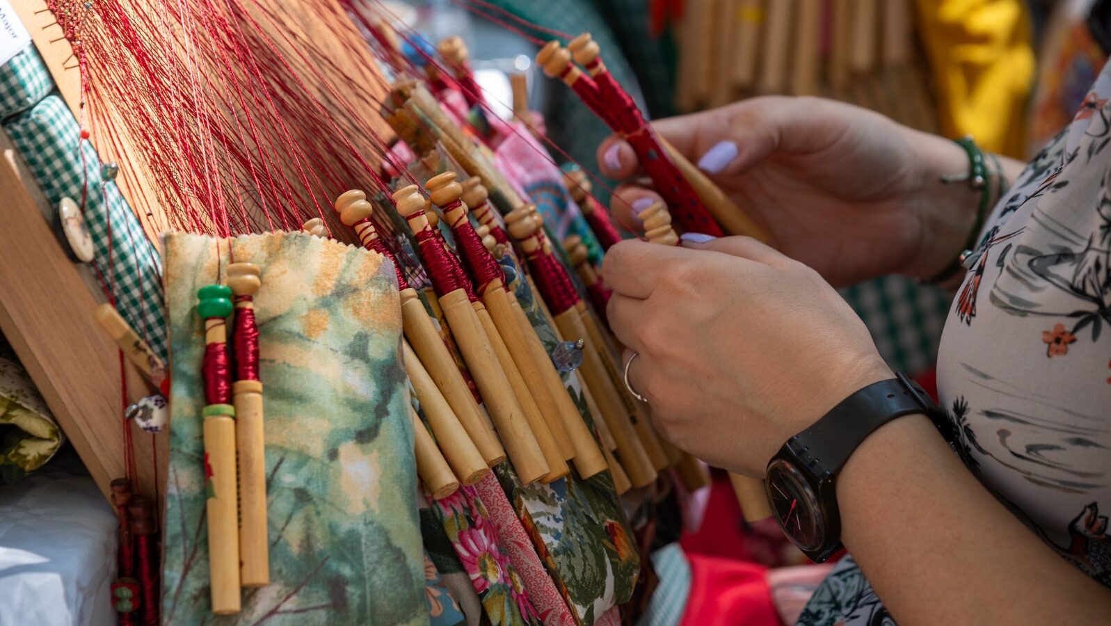 Les puntaires de Sant Cugat surten al carrer per celebrar 20 anys de tradició