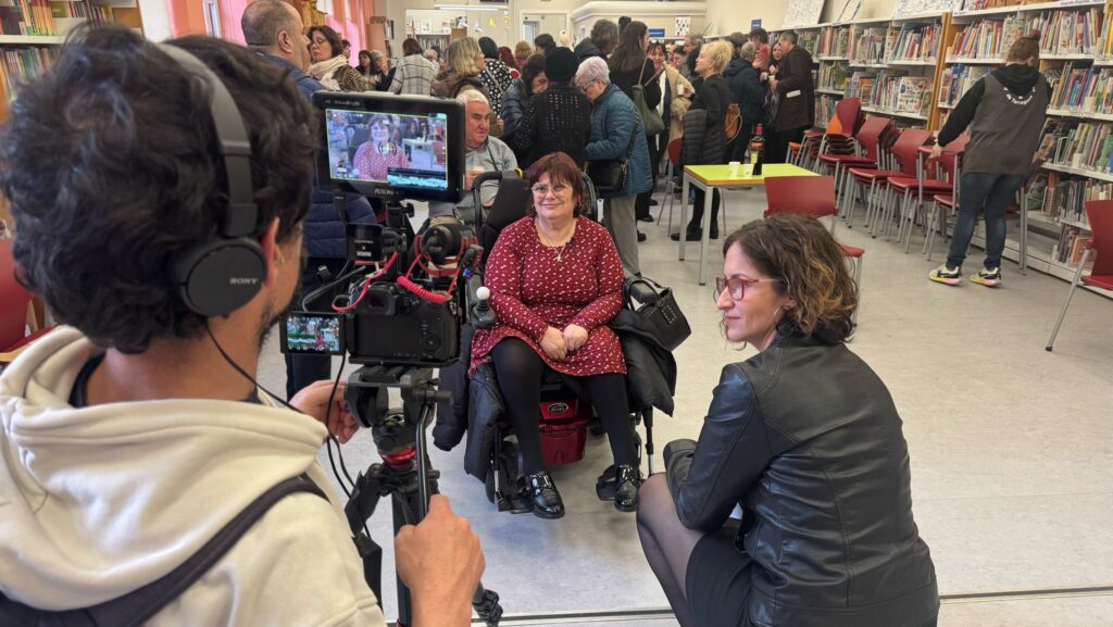 Paul Bradley i Sílvia González al rodatge del capítol de la Biblioteca Pública de Tarragona