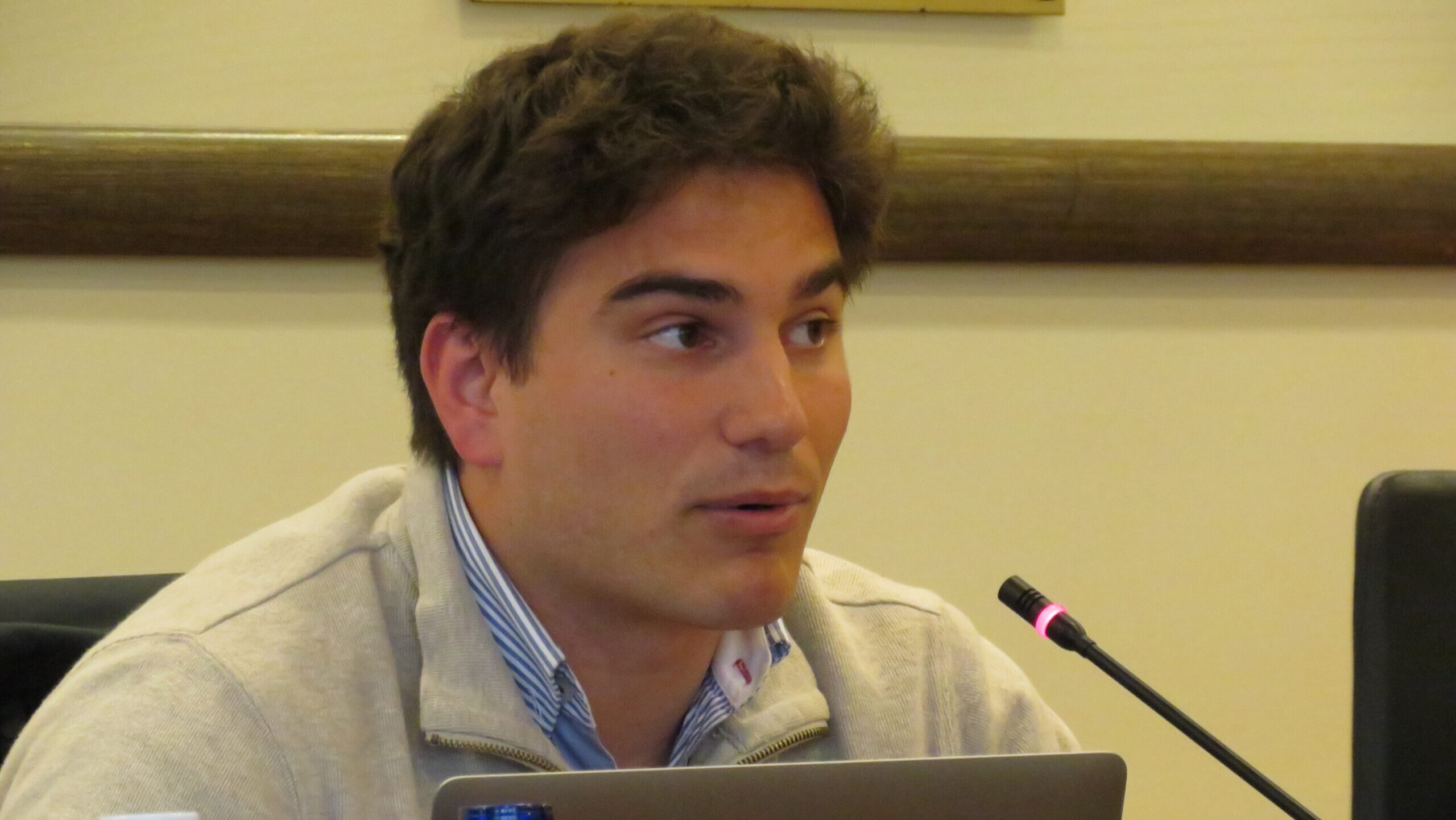El vocal de Vox a Valldoreix deixa el càrrec perquè entra al seminari