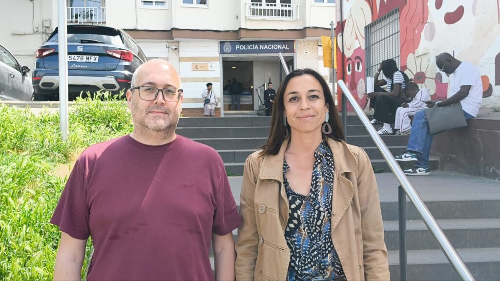 Alt: El PSC recull signatures perquè Sant Cugat recuperi l'oficina per renovar el DNI
