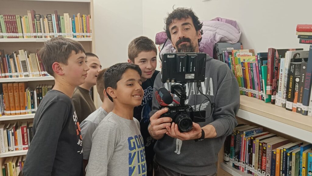 Alt: Darrere de les càmeres de ‘Lletra B’: la docusèrie que redescobreix les biblioteques com a centres de vida