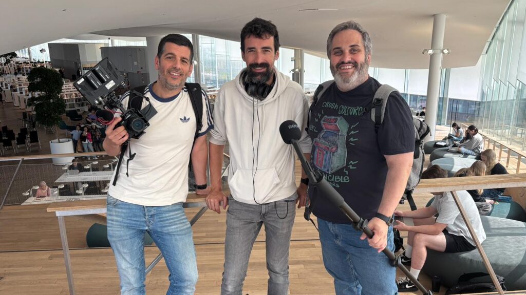 D'esquerra a dreta: Lluís Llebot, Paul Bradley i Joanmi Fernández a la biblioteca Oodi de Hèlsinki, premi a la millor biblioteca del món 2019