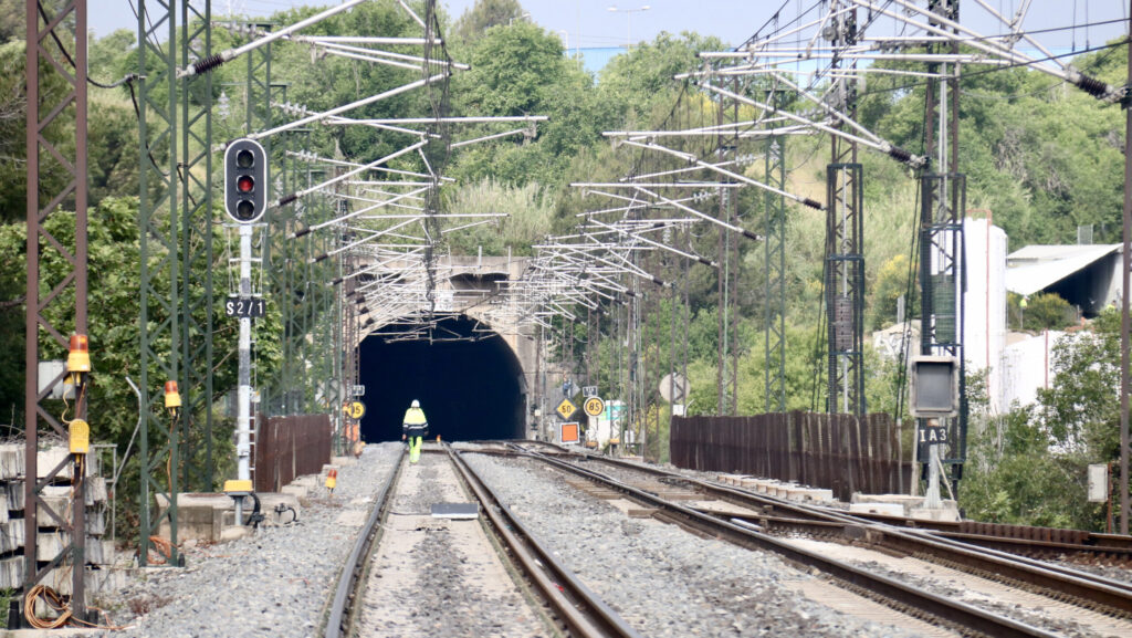 Alt: El descarrilament sense ferits d’un tren de mercaderies talla l’R8 entre Cerdanyola UAB i Martorell