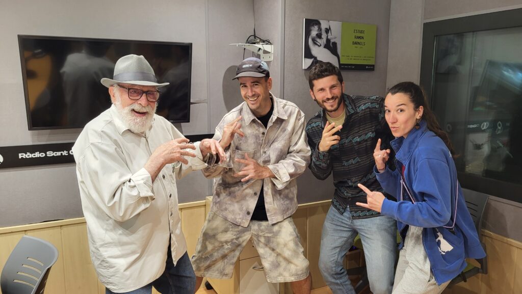 Alt: Lluc Fruitós, (Brodas Bros) amb Alba León i Martí Salvatella (Bastoners) anuncien novetats i Pasión Vega parla de 'Pasión Almodóvar', al Molta Comèdia