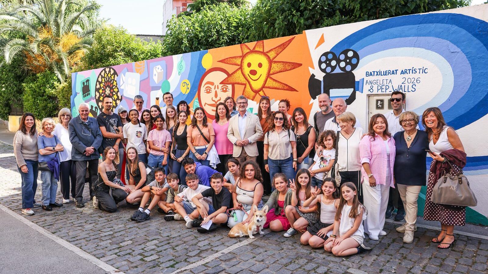 FOTOS | Els records de la gent gran prenen forma en el nou Mural de Vida