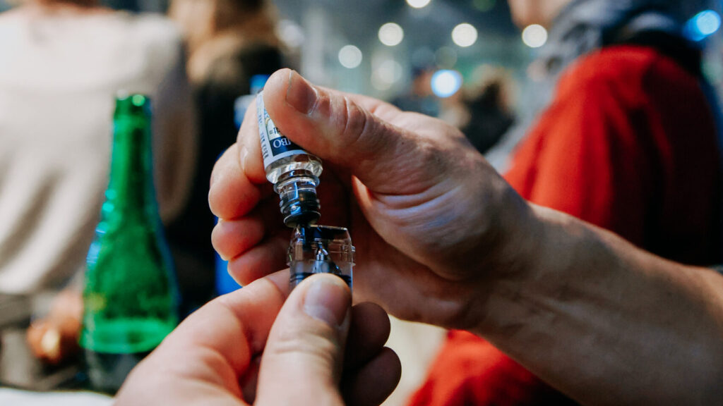 Una persona omplint un vapejador