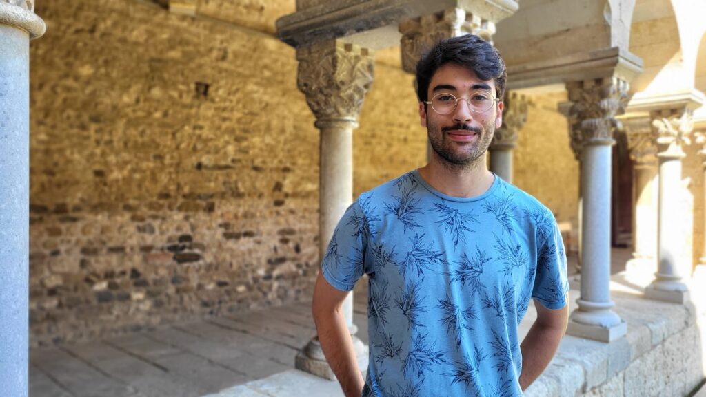 Pol Lupión al Claustre del Monestir després de l'entrevista