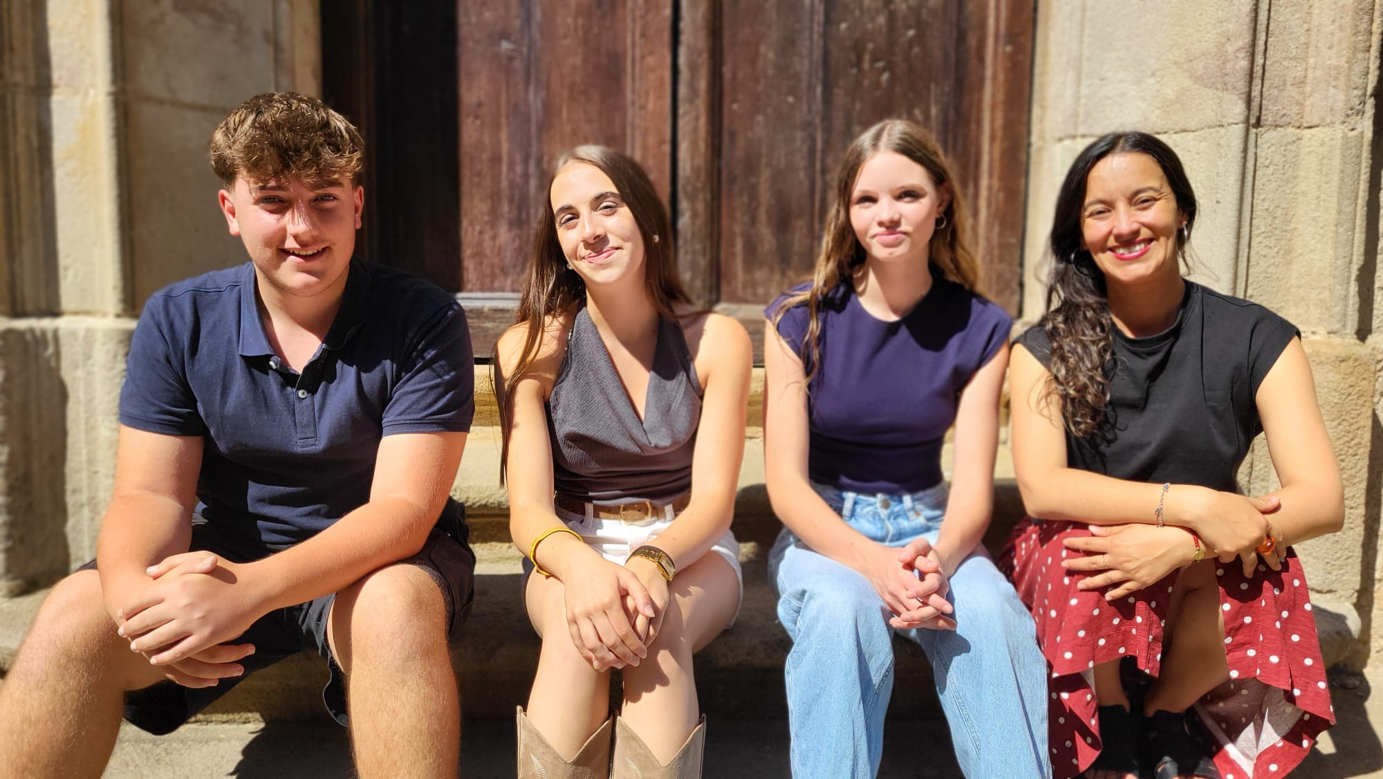 D'esquerra a dreta Pau Cuadros i Urgell Gamisans, alumnes de l'escola Avenç; Rita Cruces, alumna de l'Institut Joaquima Pla i Farreras i Juliana Sotelo, coordinadora del projecte educatiu de la Unipau
