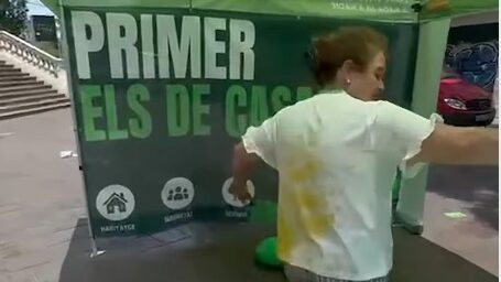 Cinc encaputxats ataquen una carpa informativa de Vox a Sant Cugat