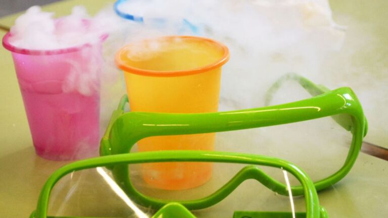 Taller familiar: 'Experimentant amb la fluorescència' [2 torns] - Imatge destacada