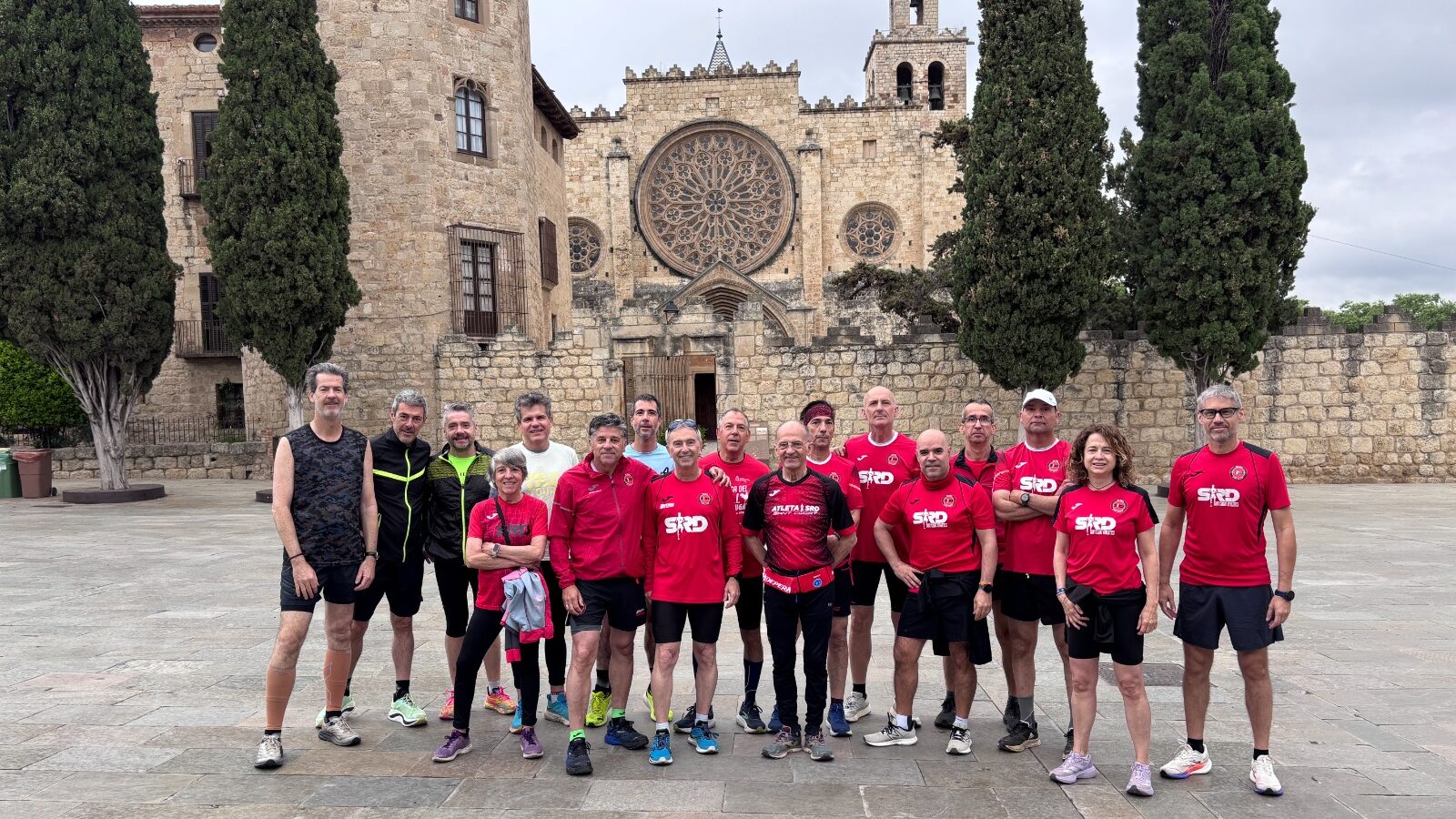Quan les campanes del Monestir toquen les vuit del matí de dissabte, SRD comença a moure's