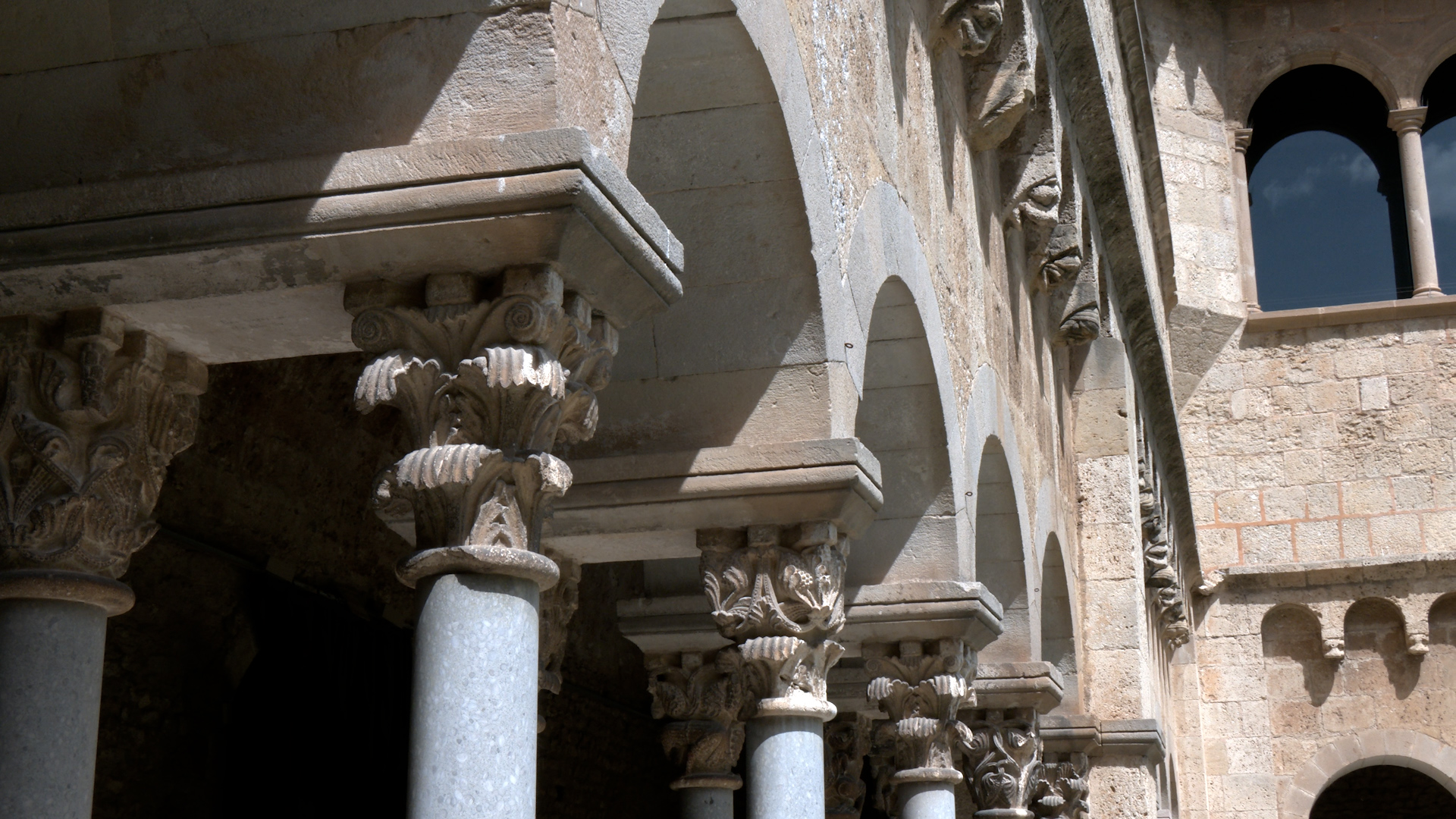 Els capitells del Claustre de Sant Cugat, una joia única del romànic català