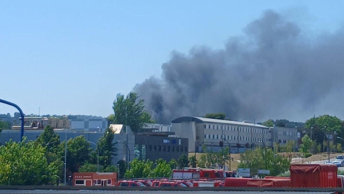 Controlat l'incendi que afecta l'edifici principal de l'IRTA a la UAB