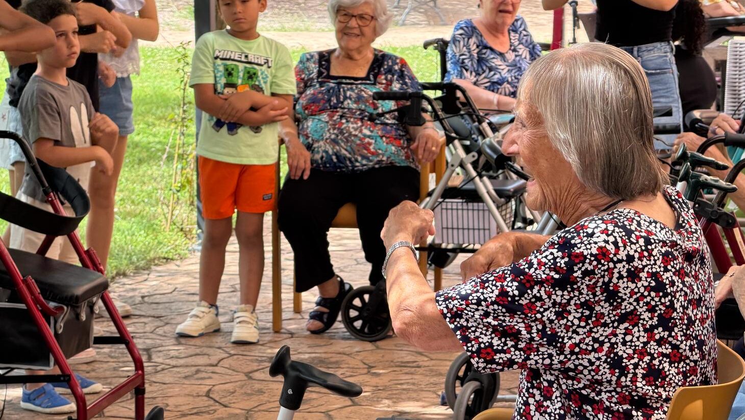 Avis i infants que comparteixen casal: 
