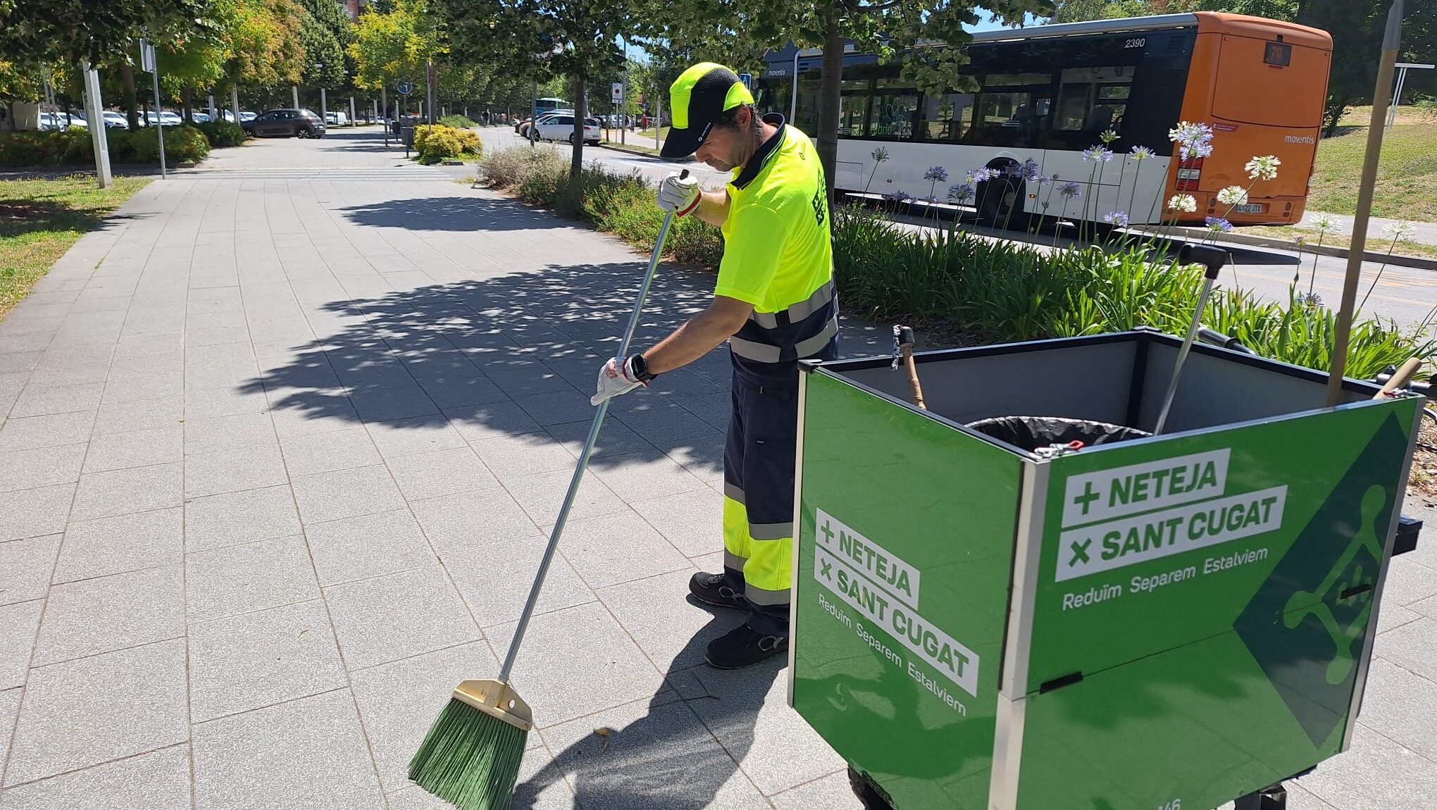 Sant Cugat equipa els treballadors de la neteja amb polseres que alerten dels cops de calor i gorres refrigerants