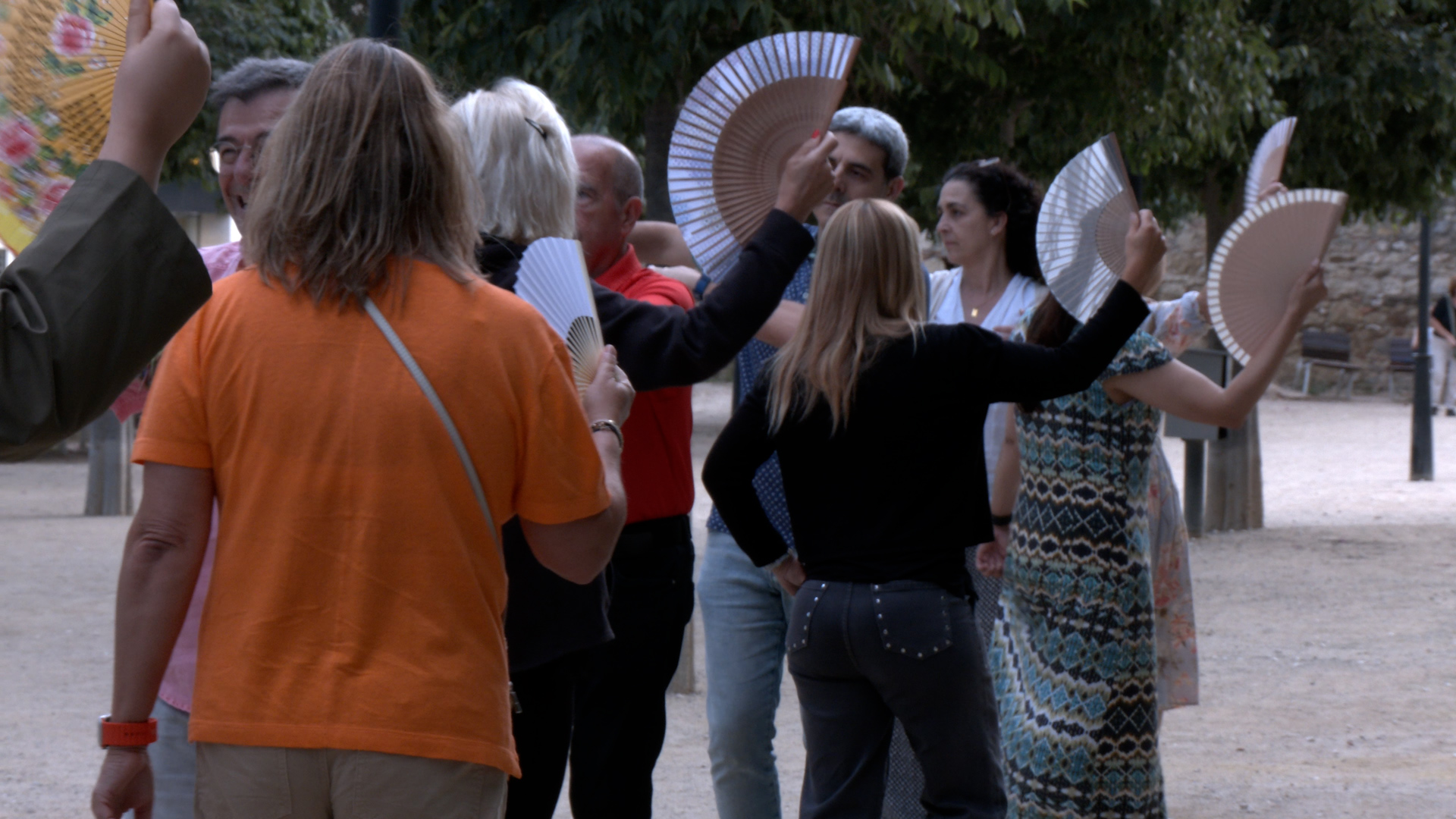 Generacions de Sant Cugat unides per un ball: el 'Paga-li, Joan'