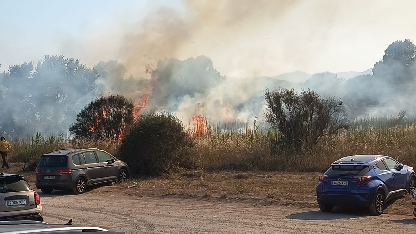 Incendi de matolls a tocar de l'Hospital General en plena situació de risc molt alt d'incendi forestal
