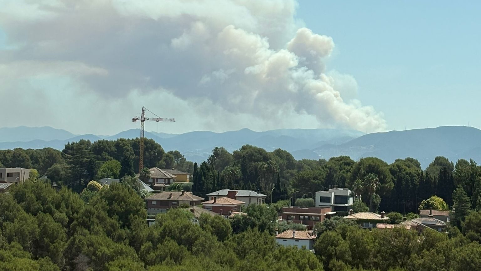 Visible des de Sant Cugat la columna de fum del foc de Tiana i Montgat