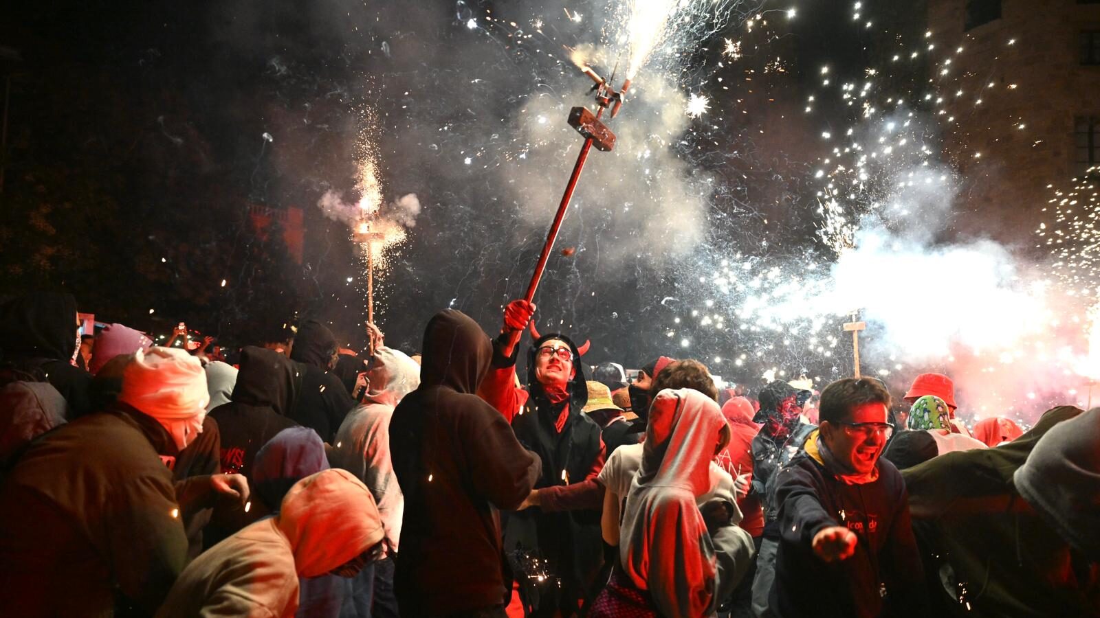 Sant Cugat crema de festa amb un Correfoc de Festa Major multitudinari