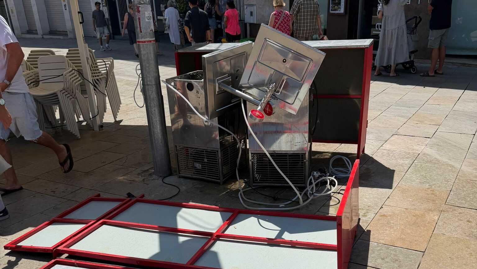 Denuncien desperfectes a la terrassa de La Crepe, a la plaça d'Octavià