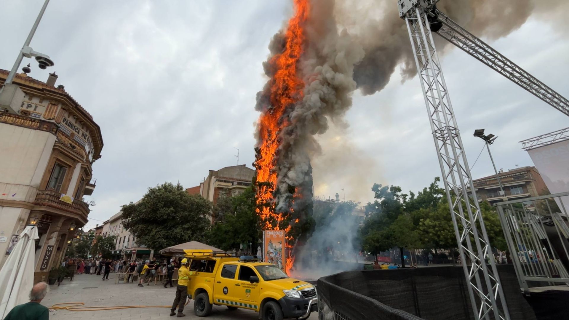 VÍDEO | Crema un xiprer de la plaça d'Octavià