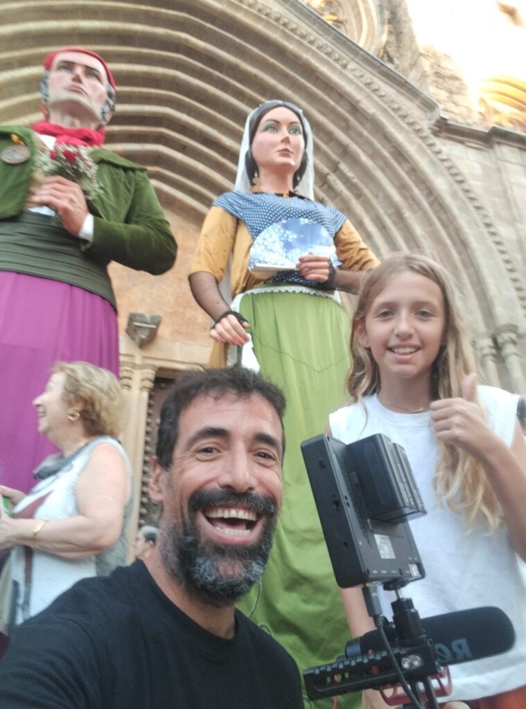 La Clara i en Paul s'han fet un selfie amb en Joan i la Marieta de fons