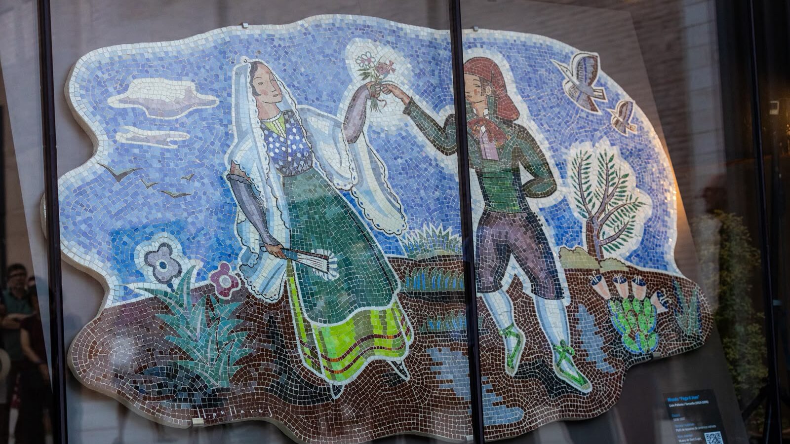 El mosaic del 'Paga-li Joan' ja llueix a la seva nova ubicació