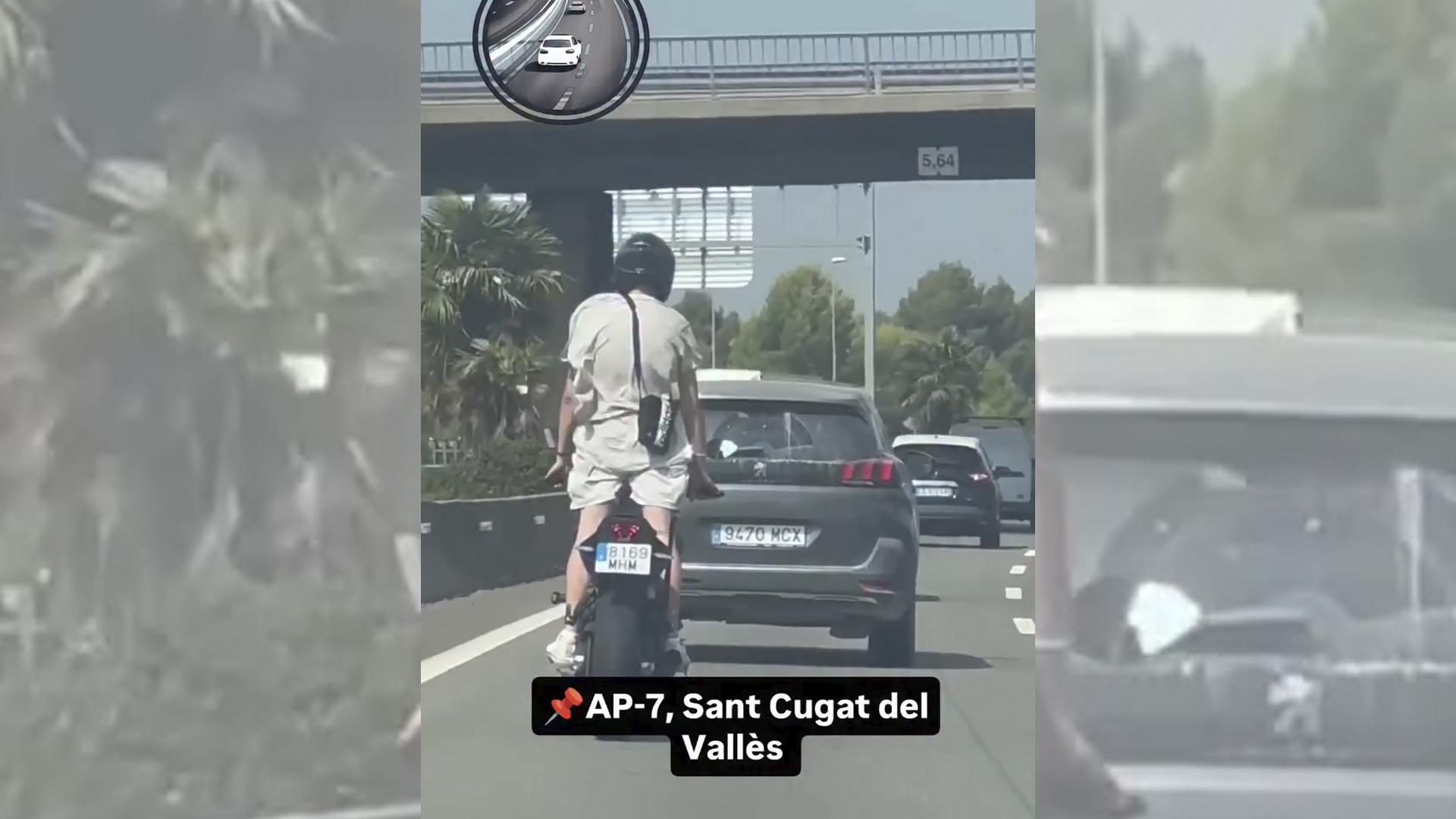 Graven un motorista circulant dret sobre la moto per l’AP-7 a Sant Cugat