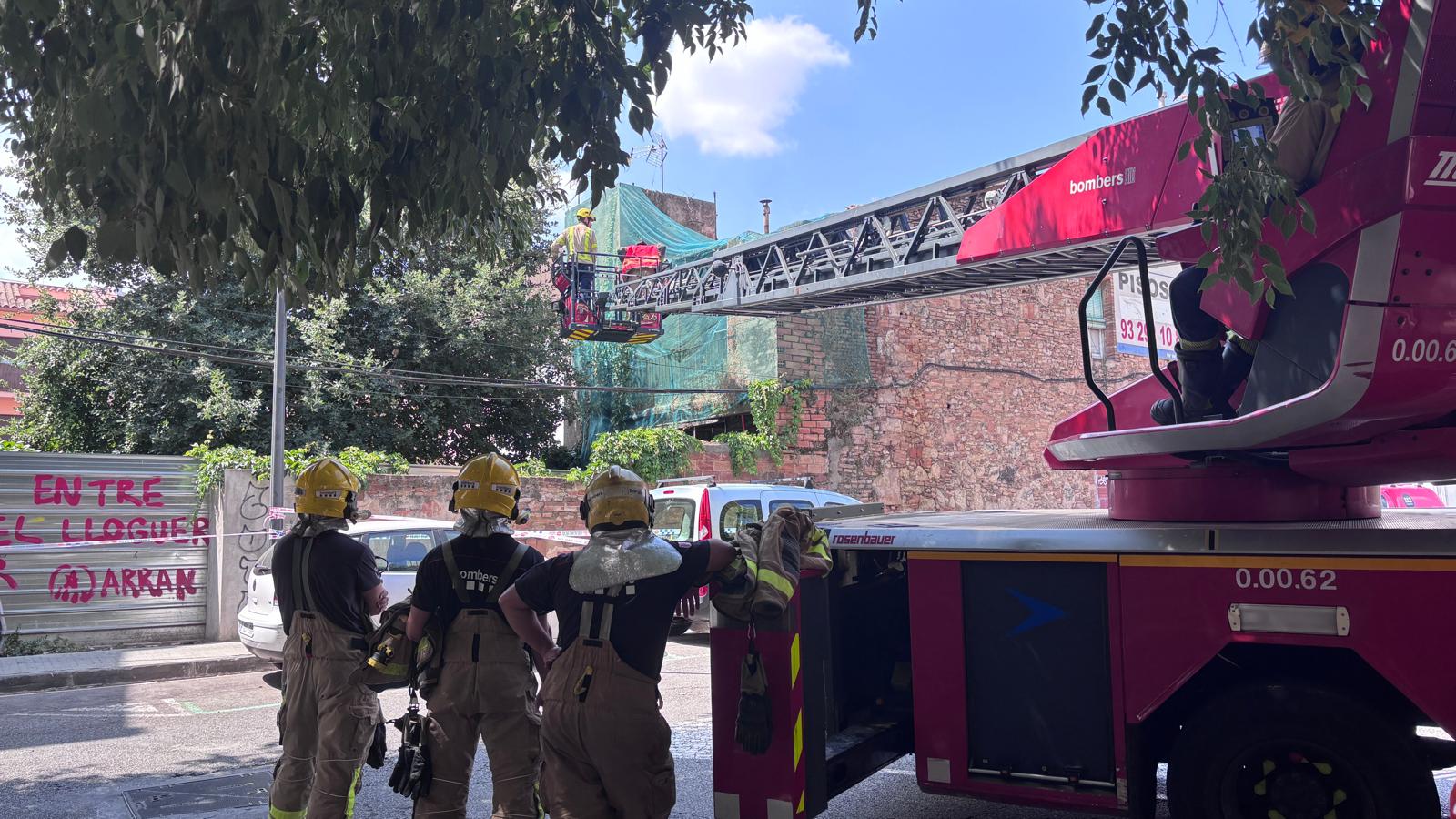 Actuació dels bombers en una masia del centre per risc d'esfondrament