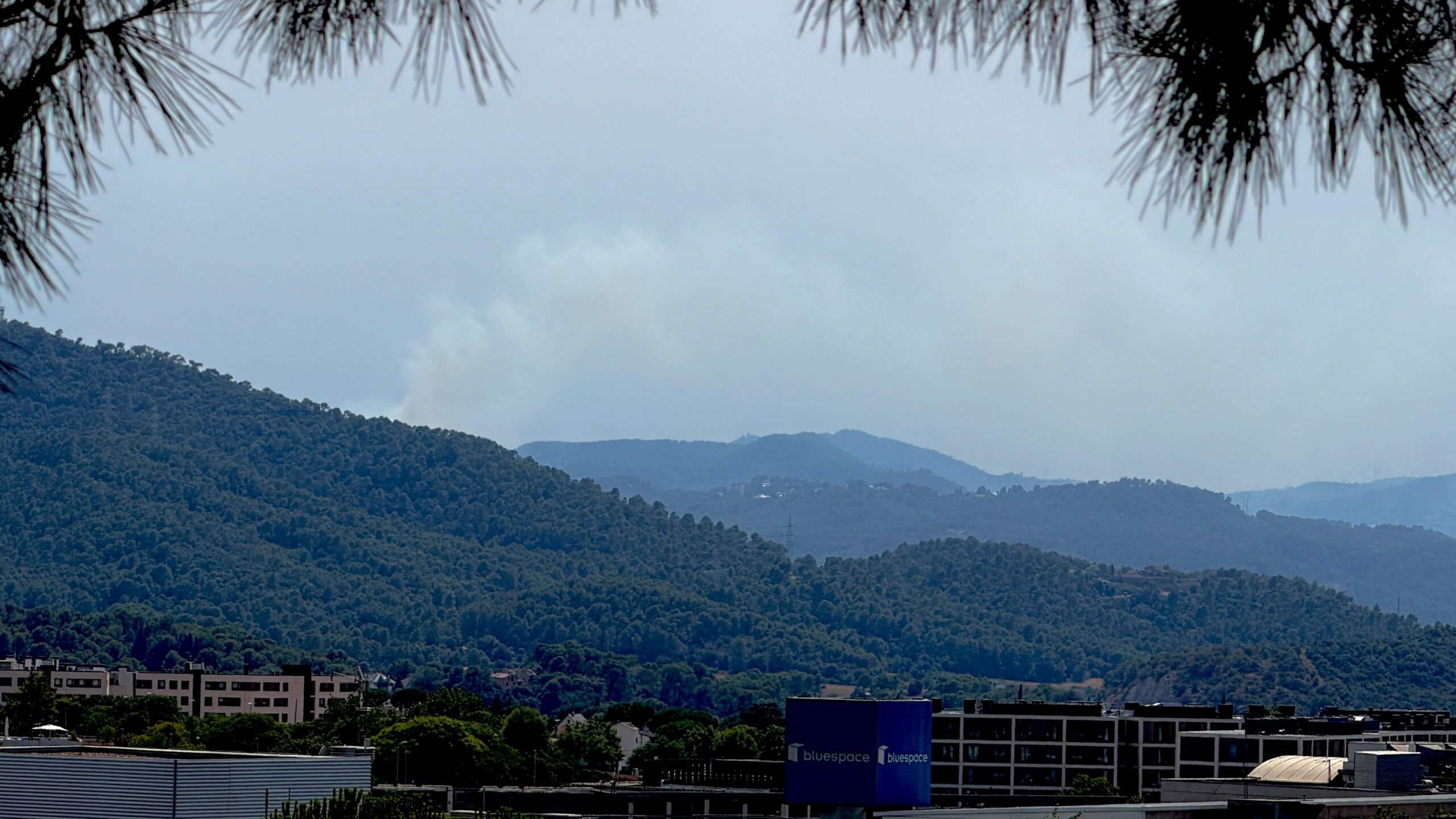 El fum de l'incendi de Cervelló, visible des de Sant Cugat