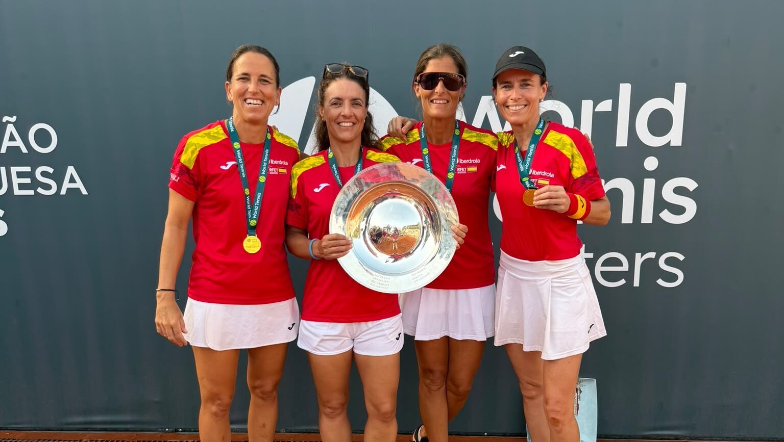 L'entrenadora de tenis del Club Esportiu Valldoreix Sònia Delgado, campiona del món +45
