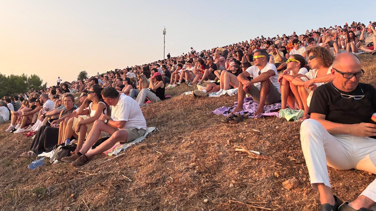 Centenars de santcugatencs viuen l'eclipsi solar des del turó de Can Mates