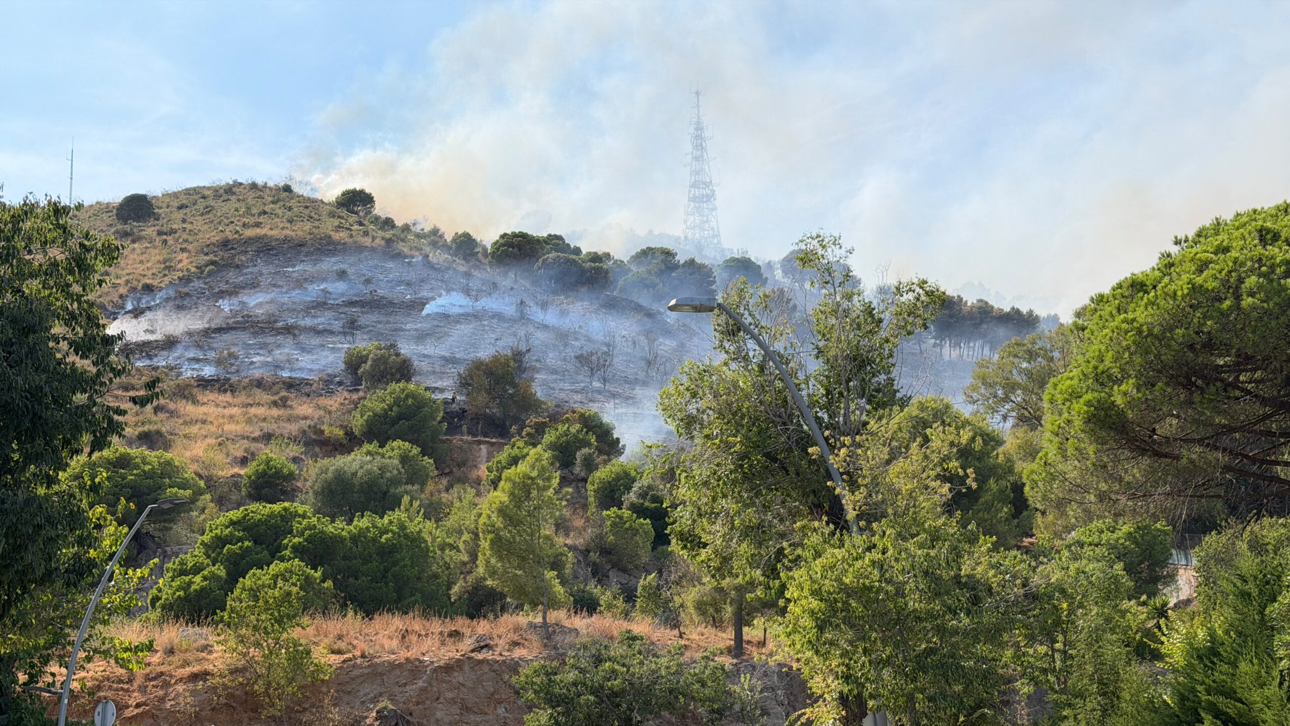 Els Bombers donen per controlat l'incendi de Collserola