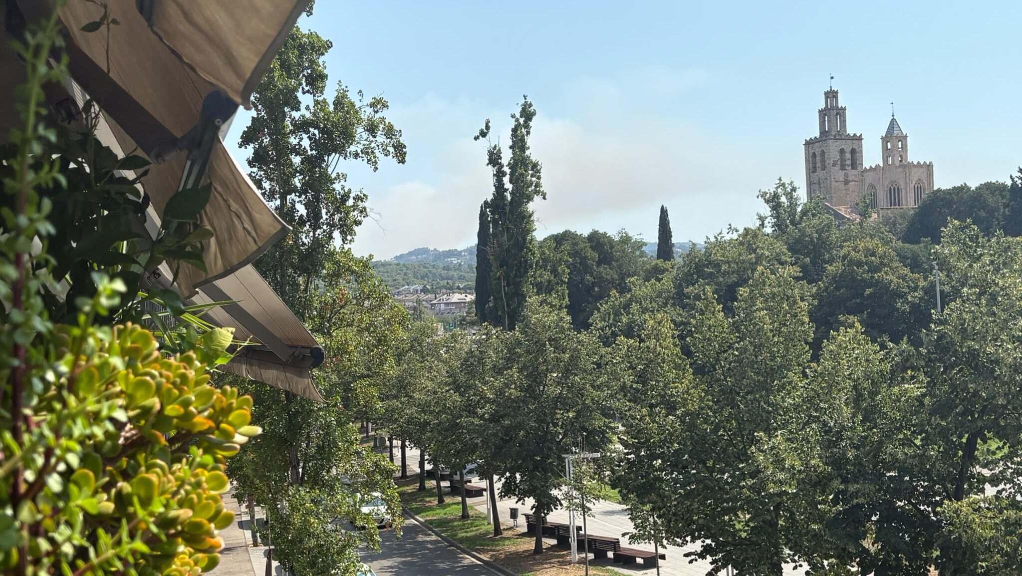 Un incendi crema a Sant Pere Màrtir, a Collserola
