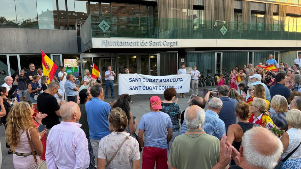 Alt: Més de 200 persones es concentren a Sant Cugat en defensa de Ceuta