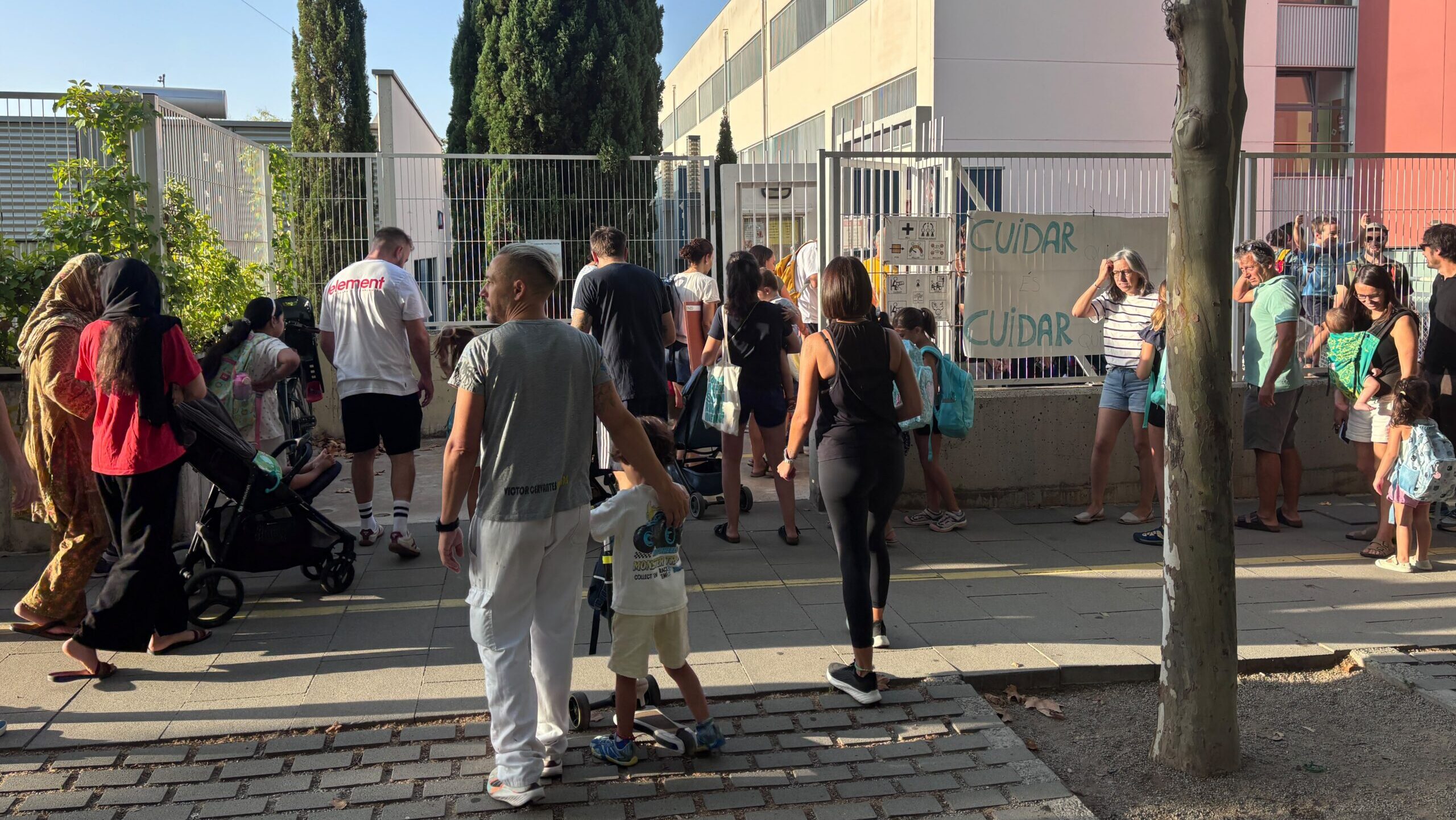 Primer dia d'escola entre la il·lusió dels infants i la vaga del professorat